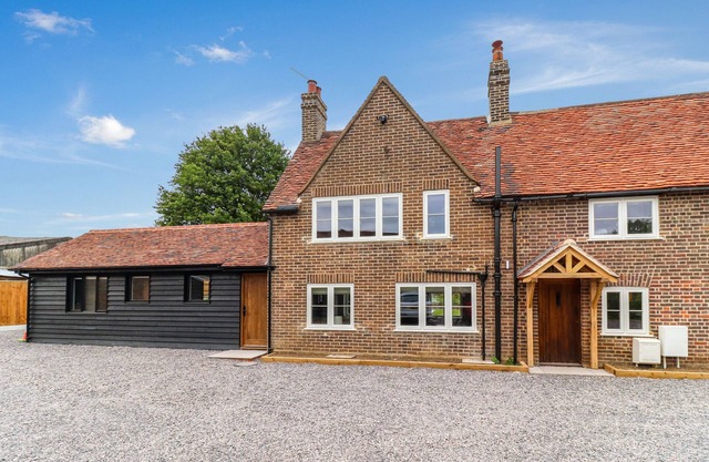 TUFFS FARM, pet friendly, character holiday cottage in Chipperfield