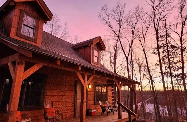 Tupelo - Hand hewn private log cabin with views