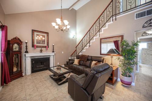 Tuscan Oasis: Elegance with Comfort. King Bed.