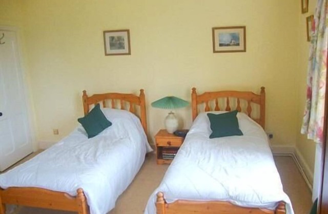 Twin Ensuite Yellow Room at Burcombe Manor