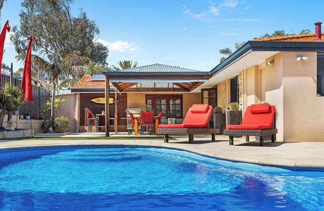 Twin Palms: 4BRM Coastal Retreat with Pool & BBQ