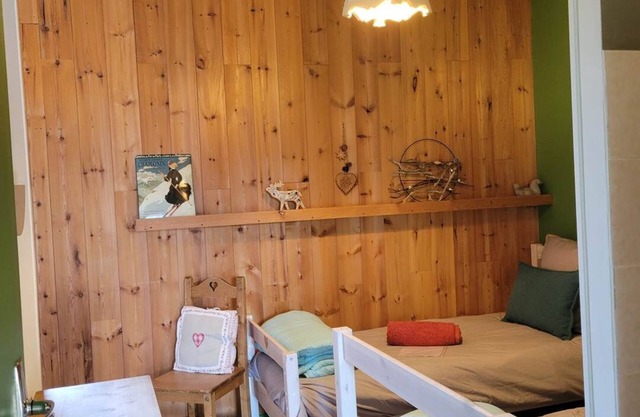 Twin room with separate single beds