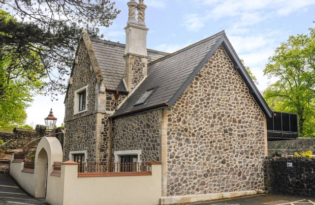 TWISTED CHIMNEYS, family friendly, with hot tub in Malvern