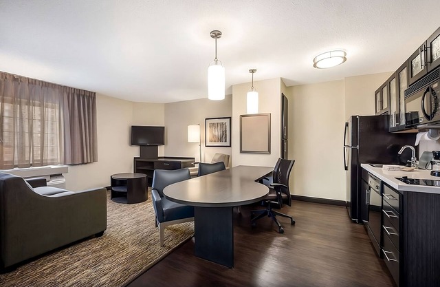 Two 1BR Suites w/Pets Allowed, Breakfast Buffet Right Next to CMH Airport!