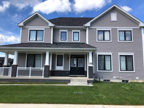 Two Adjacent Modern Homes in West Niagara Sleep 16