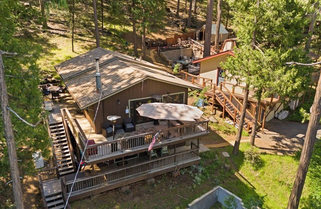 Two adjacent Summer Cabins w/hot tub and glamping - sleeps 20
