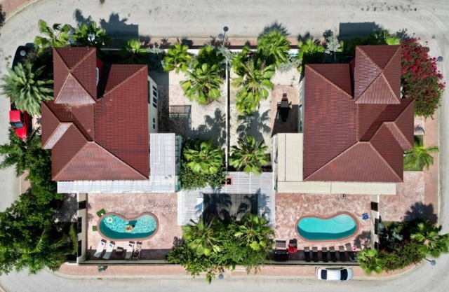 Two attached Villas 14 bedrooms, 12 bathrooms for a total of 28 guests !