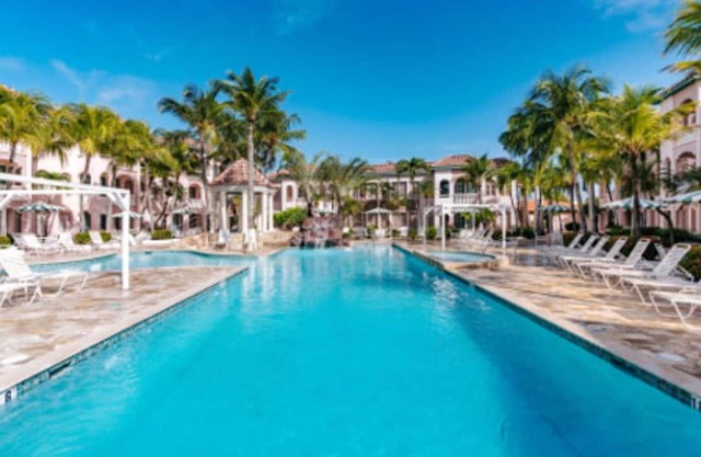 Two bedroom, 2 bath condo, AC, pool, hot tub, 1 mile to main strip/beach, Noord.