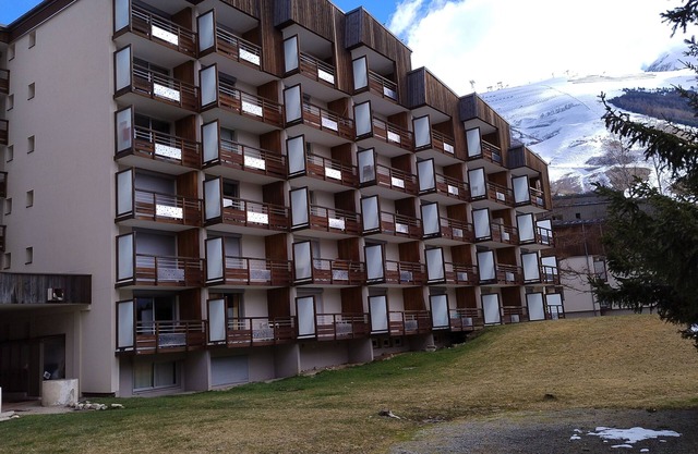 Two Bedroom Apartment 50 Metres from the Slopes with Stunning Alpine Views