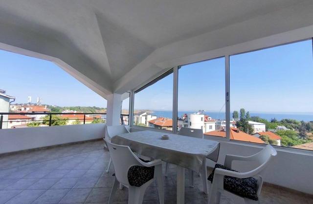 Two-Bedroom Apartment with Terrace and Sea Viewn
