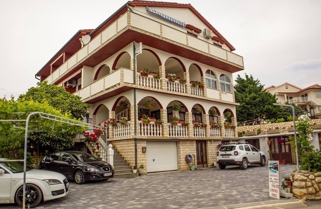 Two bedroom apartment with balcony and sea view Lopar, Rab (A-22978-a)