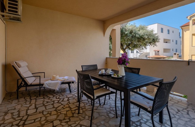 Two bedroom apartment with terrace Mandre, Pag (A-6516-a)