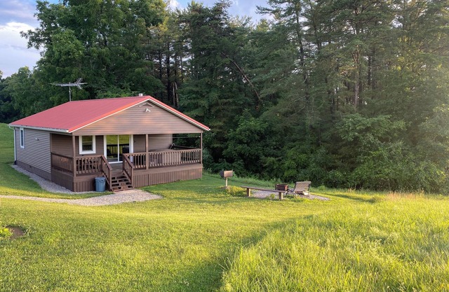Two bedroom cabin with hot tub and sunset views