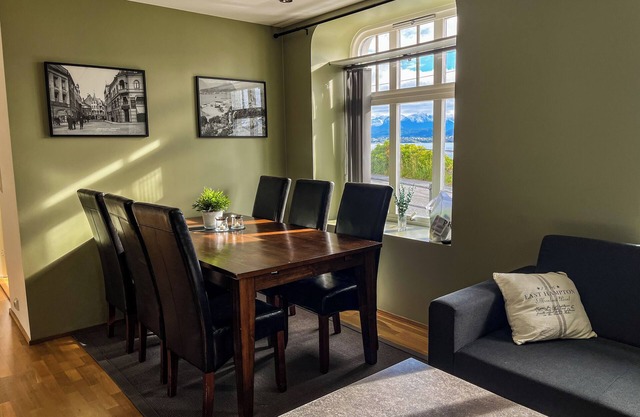 Two-Bedroom City Apartment with Fire Place and Free Parking - Calm and Central