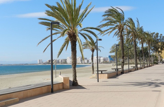 Two-bedroom Rosas apartment near beach and shops with private parking