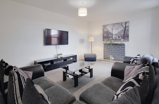 Two Bedroom Spacious Modern Central Apartment