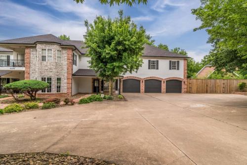 Two houses 7 bedrooms 3 King beds 7400 sq ft