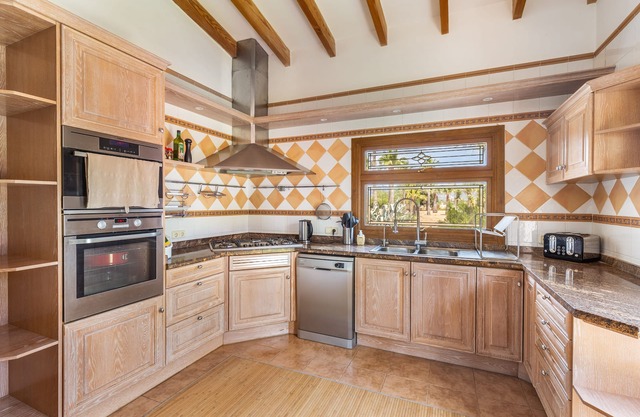 Two houses with 5x10m pool, fast WiFi, BBQ, pizza oven & tennis set in 1.8ha