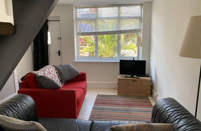 Two minutes from beach. Cosy pet-friendly cottage in cool location with garden.