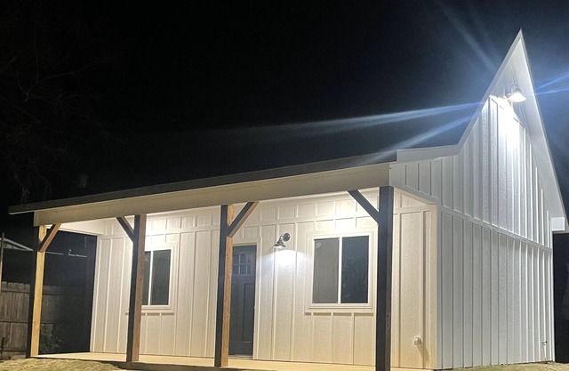 TWO PEAKS-North:NEW modern cabin-vaulted wood ceiling-Lake Texoma- AWESOME RATES