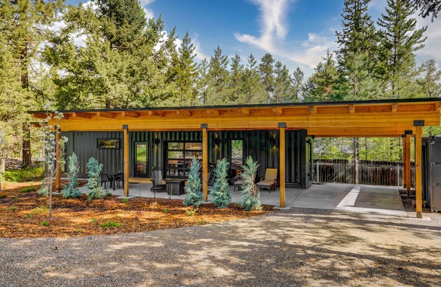 Two Pines - Unique container home - Downtown - Trailer Parking - Pet friendly