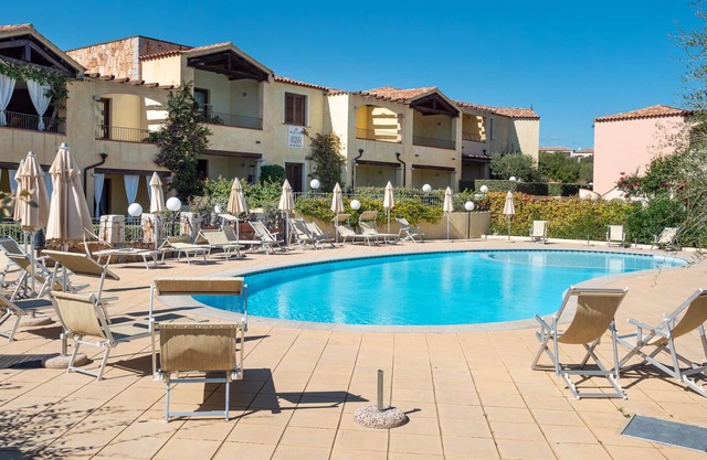 Two-room apartment facing the pool in an elegant setting just 2 km from the sea