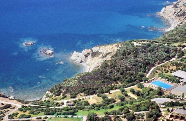 Two-room apartment of approximately 42 m2 with air conditioning composed of a living room with TV, foldaway bed and single sofa bed, kitchenette equipped with electric hobs and fridge.Bedroom with double bed, bathroom with shower and hairdryer, shaded ve