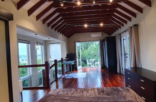 Two Story Modern 1 Bed Close to City of Hamilton