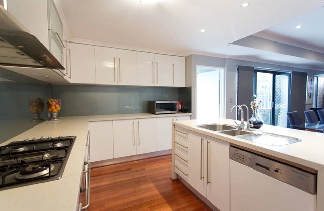 Two story Scarborough home (2 min to beach)