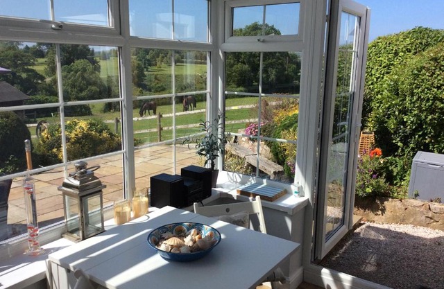 Ty Bach, 1 bedroom home with hot tub and views