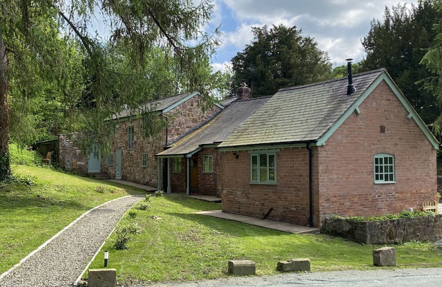 TY BONT, pet friendly, character holiday cottage in Overton-On-Dee