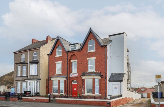 TY CANOL, pet friendly, character holiday cottage in Rhyl