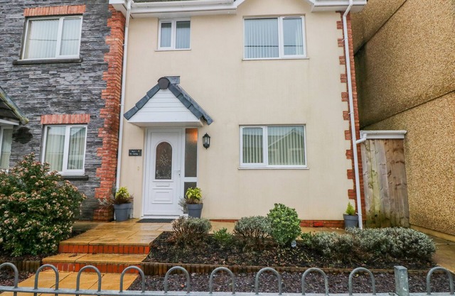 TY CERRIG, pet friendly, country holiday cottage in Cwmgors