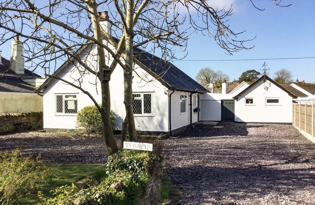 TY GARTH, pet friendly, country holiday cottage in Benllech