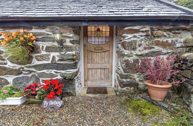 Ty Hebog: Cosy 17th Century Barn with Log Burner