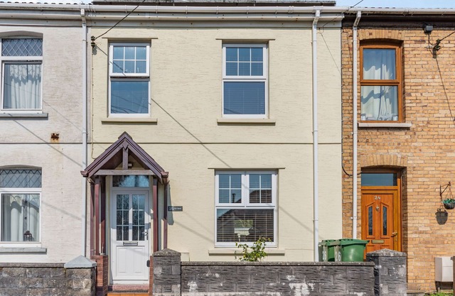 TY'R YSTRAD, pet friendly, with a garden in Kidwelly