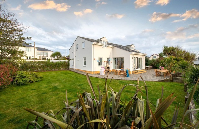 Ty Traeth - A holiday home for 10 people in Rhosneigr, Anglesey