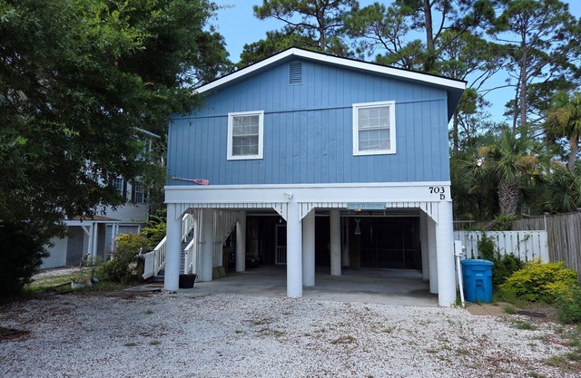 Tybee Beach Cottage, Steps from all the local fun and a quick walk to the beach