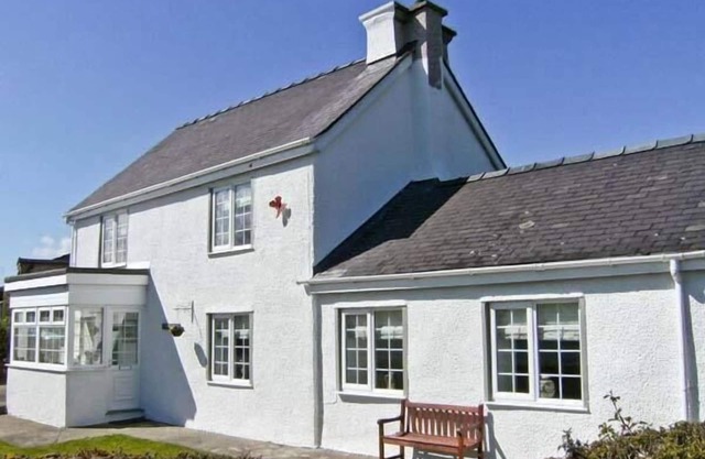 TYDDYN GYRFA COTTAGE, pet friendly, with open fire in Cemaes Bay