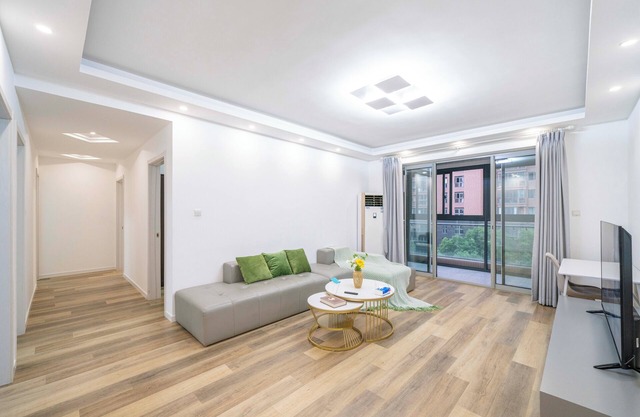 Tyms 4BR 2BA APT Riverside