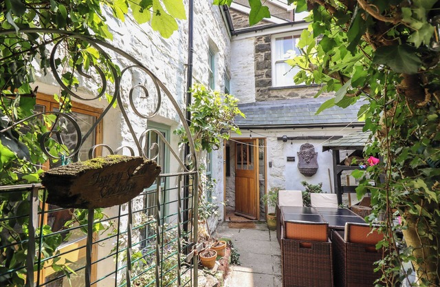 TYN Y COED COTTAGE, pet friendly, with open fire in Barmouth
