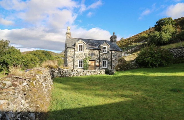 TY’N-Y-GRAIG, romantic, character holiday cottage in Fairbourne