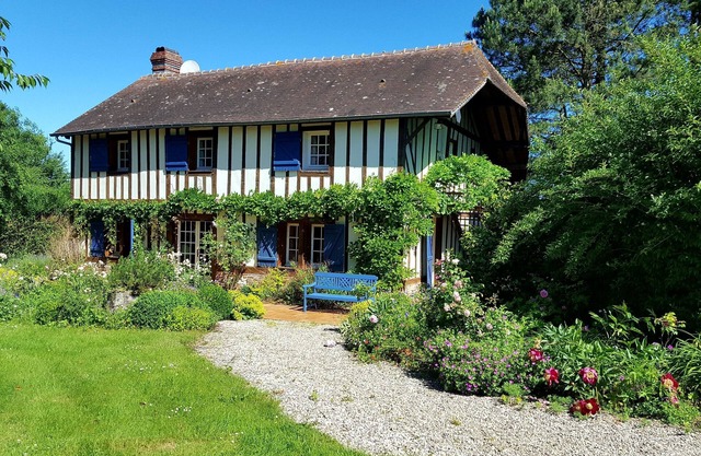 Typical house from Normandy of charm with a beautiful park
