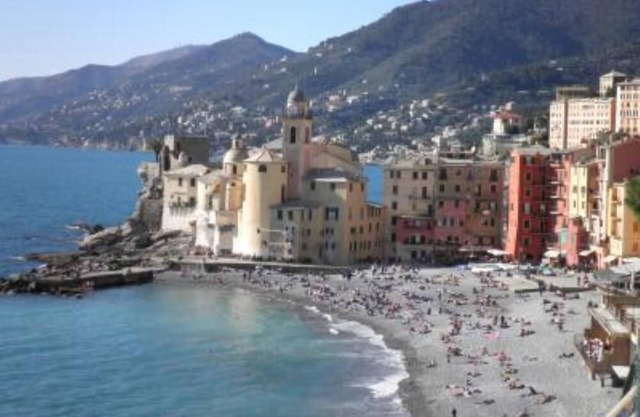 Typical house on walk cod. Citra 010007-LT-0205