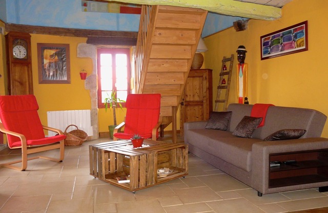 TYPICAL STONE HOUSE 4 TO 6 PERS SWIMMING POOL AND JACUZZI, NEAR CAHORS AND MONTCUQ