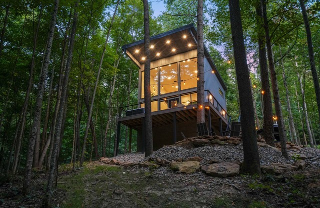 Uckor's Edge | Modern Cabin | Hocking Hills