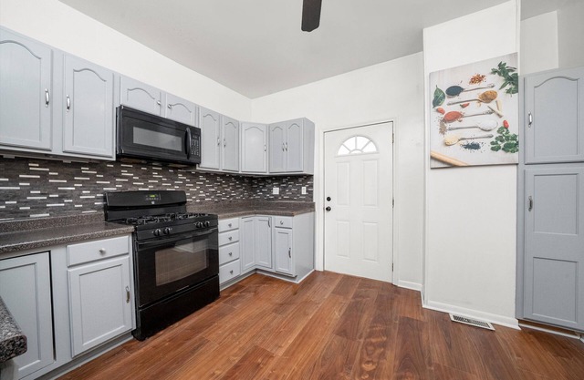 UIC /Pilsen - Trendy 1 Bed 1 Bath Flat WITH FREE PARKING