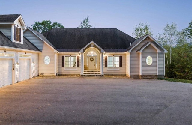 Ultimate 9 BD Holiday Home: Firepit, Theater, Game Rm, Bar, Decks, River