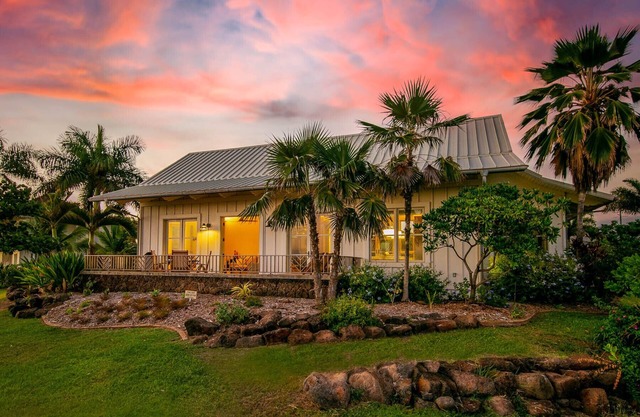 Ultimate in "Cool" - Amazing Design.Ocean/Sunset Views A/C .TVNCU #5007