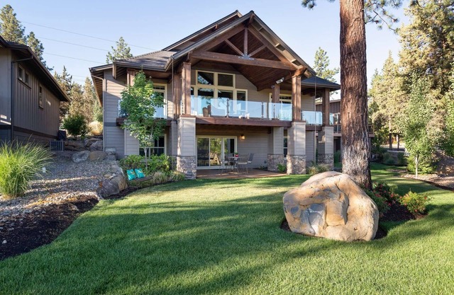 Ultimate River House-20 mins to Bachelor. Old Mill, Restaurants, Fireplace, Heated Deck